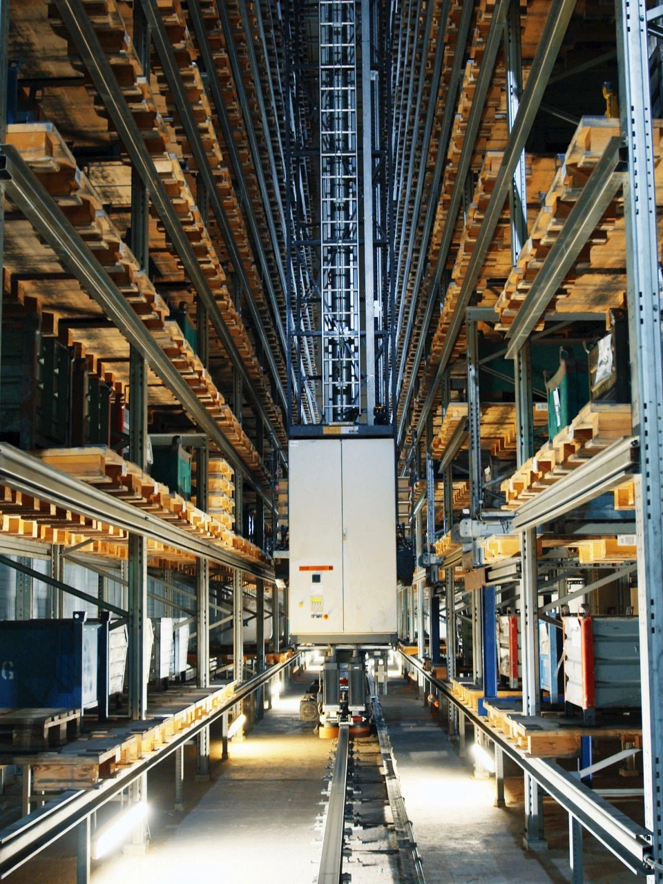 -	Nähere Ansicht auf eine Galvanisierungsanlage, bei der auch das Endprodukt unter der Anlage zu sehen ist.